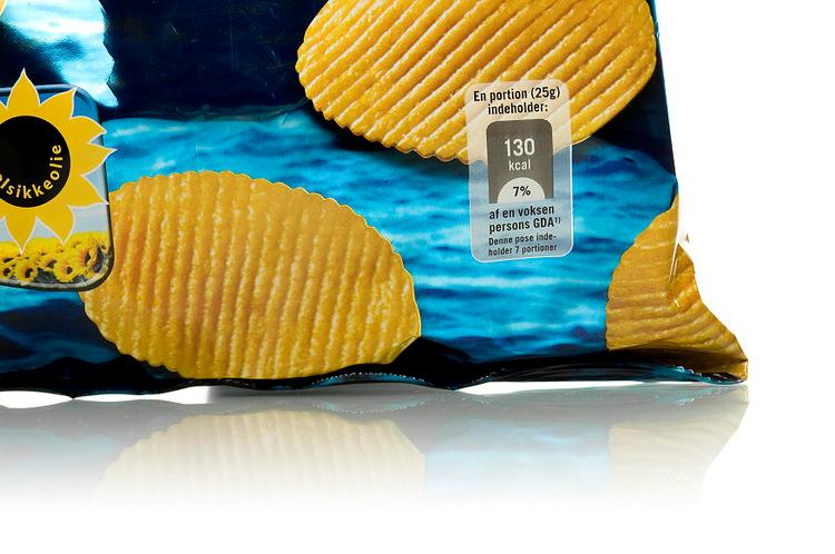 Sådan skal den grå firkant, der er GDA-mærket på chipsposen tolkes: 130 kcal 7% angiver, at man får dækket 7% af sit daglige energibehov, hvis man er voksen, og spiser en portion på 25 gram. 