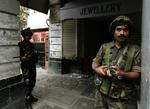 Indisk politi holder positionen uden for Taj Mahal hotellet i Mumbai. Hotellet menes nu efter voldsomme kampe at være renset for terrorister. 