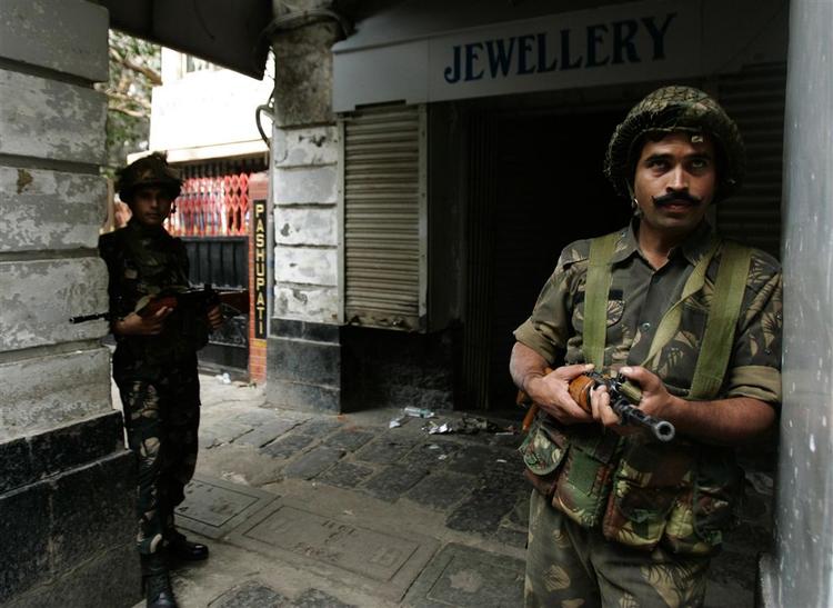 Indisk politi holder positionen uden for Taj Mahal hotellet i Mumbai. Hotellet menes nu efter voldsomme kampe at være renset for terrorister. 