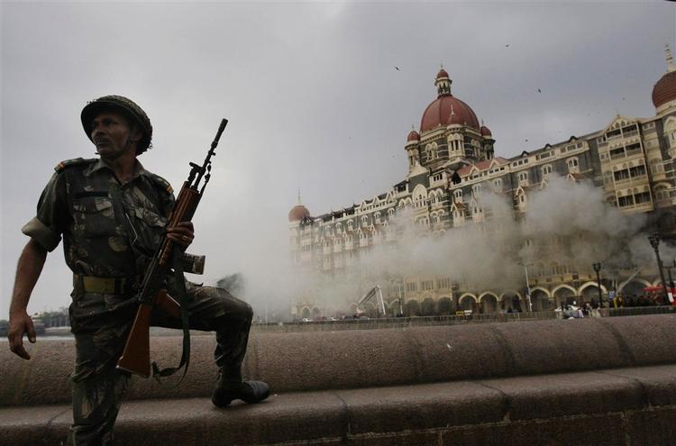 En indisk soldat står klar under rydningen af det 105 år gamle hotel, Taj Mahal. 