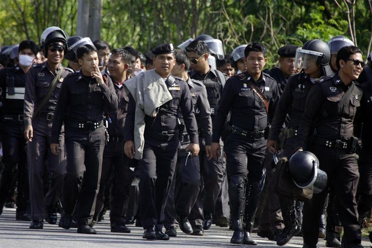 Et talstærkt politi er rykket tættere på den besatte internationale lufthavn i Bangkok. 