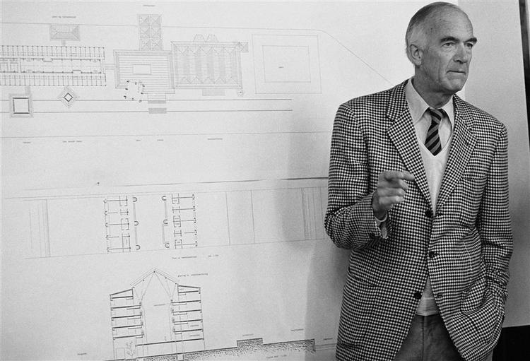 Jørn Utzon under pressemøde om et projektet ved Frihavnen/Langelinje i 1985. Arkivfoto. 