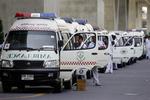 Ambulancerne holder sig klar udenfor Suvarnabhumi-lufthavnen i Bangkok. Det forventes, at der bliver kampe mellem demonstranter og politi. 