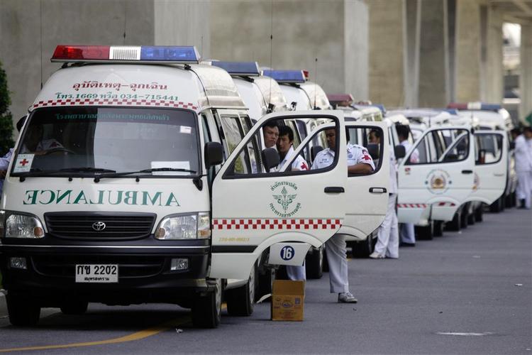 Ambulancerne holder sig klar udenfor Suvarnabhumi-lufthavnen i Bangkok. Det forventes, at der bliver kampe mellem demonstranter og politi. 