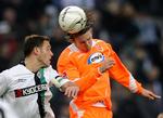 Dennis Sørensen sætter hovedet på bolden mod Borussia Mönchengladbach. 