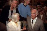Jørn Utzon modtog i 1998 Sonning Prisen på Københavns Universitet. På fotoet designer Lin Utzon, Lis Utzon og Jørn Utzon. 