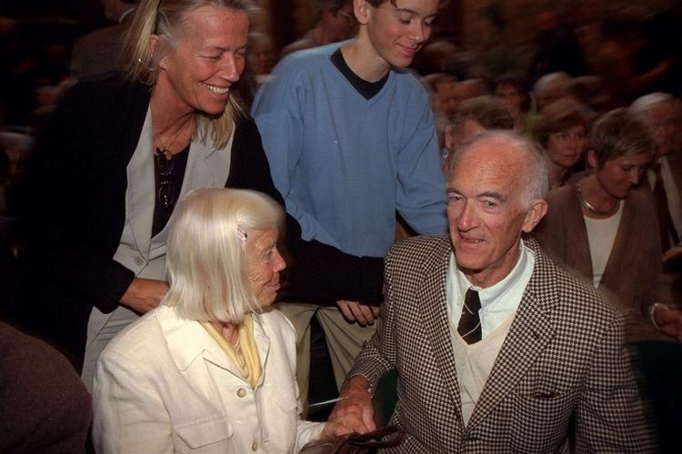 Jørn Utzon modtog i 1998 Sonning Prisen på Københavns Universitet. På fotoet designer Lin Utzon, Lis Utzon og Jørn Utzon. 