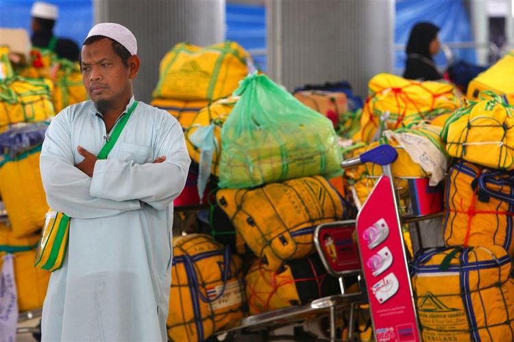 En mand må væbne sig med tålmodighed i området omkring den besatte internationale lufthavn i Bangkok. 
