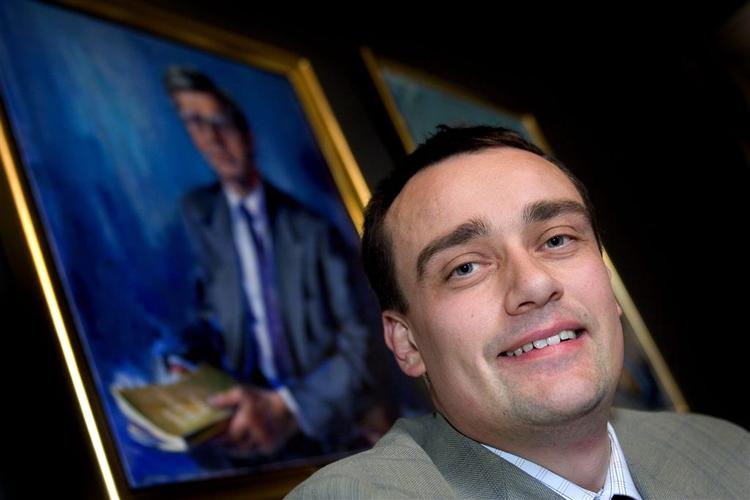 Jørn Dohrmann (DF) er meget vred på miljøministeren og beskylder hende for at være i lommen på legetøjsbranchen. 
