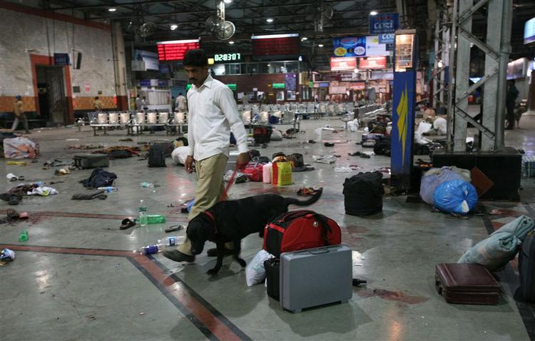 Politiets hunde søger efter spor efter terrorangrebet i Mumbai. 