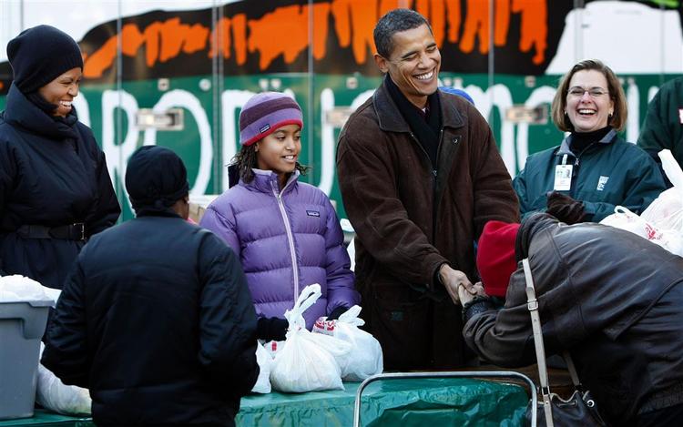 Barack Obama bliver hyldet af medarbejdere ved et fødevarecenter i Chicago, hvor den nyvalgte præsident var på besøg torsdag sammen med familien. 