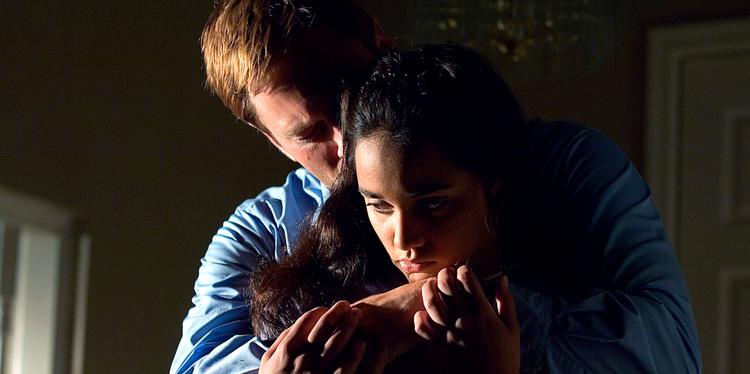 13-årige Jasira (Summer Bishil) kommer på genopdragelseskursus hos sin far, men lærer i stedet et og andet hos naboen Mr. Vuoso (Aaron Eckhart).  Foto: SF Film 
