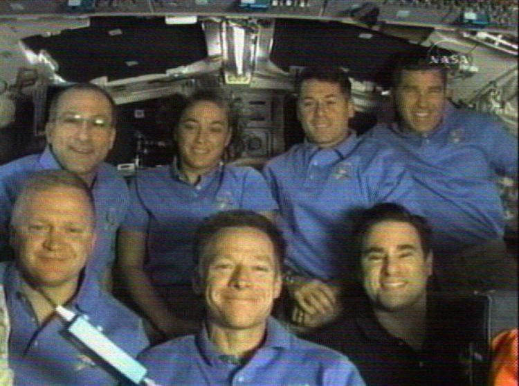 De syv astronautner må vente på bedre vejr før de kan komme tilbage til Jorden. 