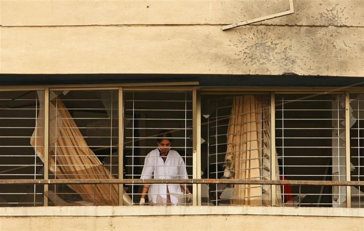 En indisk retsmediciner er i gang med at undersøge et af gerningsstederne i Mumbai. 