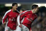 Van Persie (th.)fejrer sin scoring sammen med Denilson. 