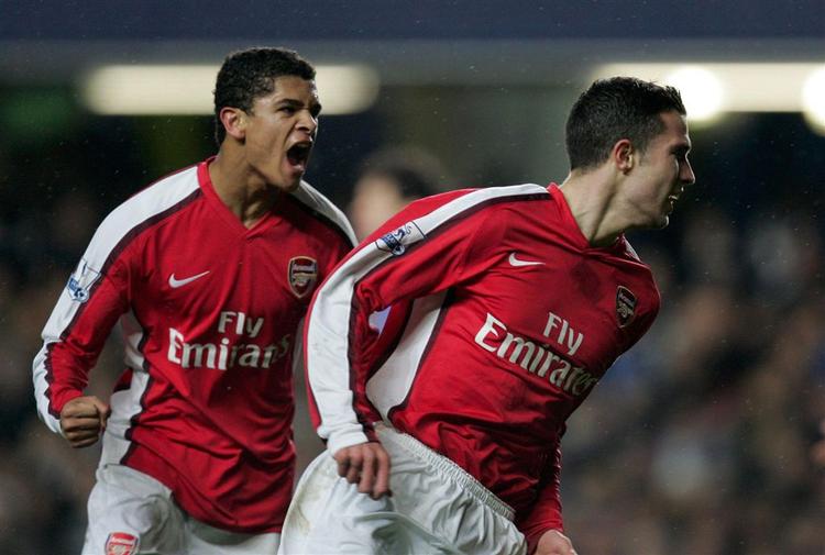 Van Persie (th.)fejrer sin scoring sammen med Denilson. 