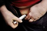 Mange narkomaner lever en kummerlig tilværelse. Det kan der rådes bod på ved fri heroin, mener man i Schweiz. 