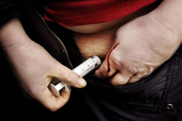 Mange narkomaner lever en kummerlig tilværelse. Det kan der rådes bod på ved fri heroin, mener man i Schweiz. 