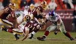 Washington Redskins quarterback Jason Campbell bliver trukket til jorden af New York Giants Justin Tuck. 