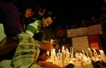 Sørgende mindes de omkomne ved terrorangrebet i Mumbai. 