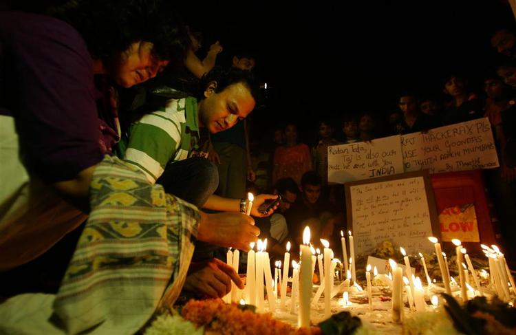 Sørgende mindes de omkomne ved terrorangrebet i Mumbai. 