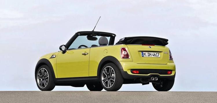 Den nye Mini Cabriolet har ikke længere styrtbøjler, der rager op bag bagsædet. De skydes op, når der er brug for dem. 