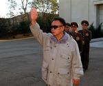 Nordkoreas leder, Kim Jong-il, er tilsyneladende atter ved godt helbred. Dette er dog et billede fra for to uger siden - men beklædningen er den samme. Arkivfoto 