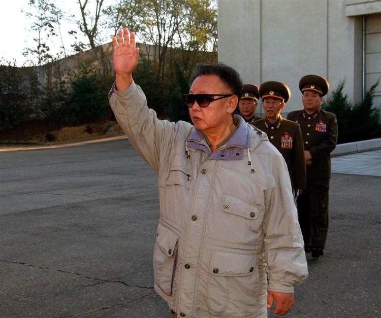 Nordkoreas leder, Kim Jong-il, er tilsyneladende atter ved godt helbred. Dette er dog et billede fra for to uger siden - men beklædningen er den samme. Arkivfoto 