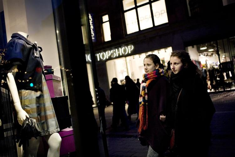 Sofie Hauerslev Bendtsen, 15 (tv.), og Michella Lindberg Nielsen, 16 (th.), bruger flittigt deres plastikkort, når de går på julegavejagt på Strøget i København. De nyder begge friheden fra de fysiske pengesedler, og de sørger hele tiden for at holde regnskab med, hvor mange penge de bruger. 