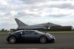Den 16-cylindrede Bugatti Veyron har flere gange besøgt Top Gear. Her under et kapløs med en jetjager. 
