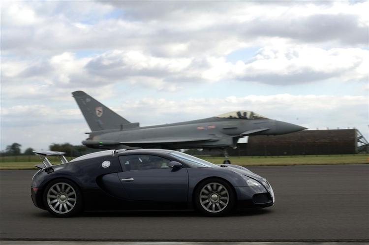 Den 16-cylindrede Bugatti Veyron har flere gange besøgt Top Gear. Her under et kapløs med en jetjager. 