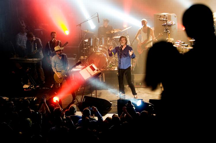 Peter A.G.valgt at give sangerinden Anne Seier en hovedrolle på Gnags første klubturne i 25 år. Et smart træk at fjerne fokus fra den altid omdiskuterede sanger og gøre veteranbandet til en velspillende workshop. 