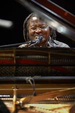 Andy Bey er magisk, både som sanger og pianist. En smerteligt smuk, usædvanligt stemningstæt udgivelse med den i dag lige knap 70-årige Andy Bey. 