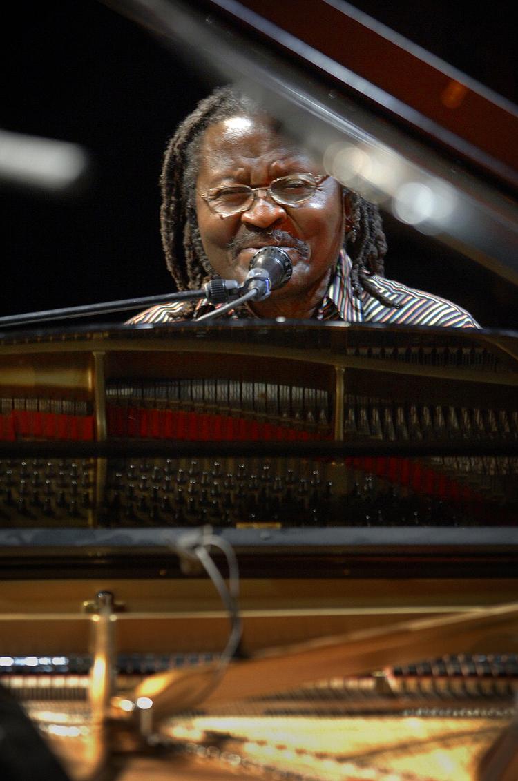 Andy Bey er magisk, både som sanger og pianist. En smerteligt smuk, usædvanligt stemningstæt udgivelse med den i dag lige knap 70-årige Andy Bey. 