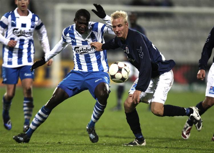 Superligaens topscorer Djiby Fall i nærkamp med AGF's Anders Kure i pokalkampen tidligere i dette efterår. 