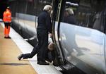 Trappetrinnene i de nye IC4-tog, der havde første dag i ordinær drift i dag, volte problemer på Københavns Hovedbanegård. Her bakser DSB-personale med at få trinnene på plads inden afgang. 
