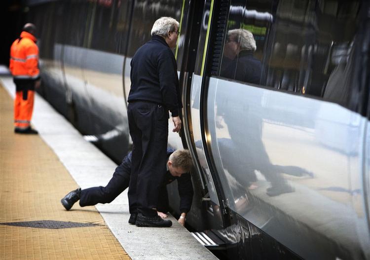 Trappetrinnene i de nye IC4-tog, der havde første dag i ordinær drift i dag, volte problemer på Københavns Hovedbanegård. Her bakser DSB-personale med at få trinnene på plads inden afgang. 