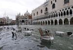 Stigende vand har oversvømmet den historiske  Markusplads i Venedig. 