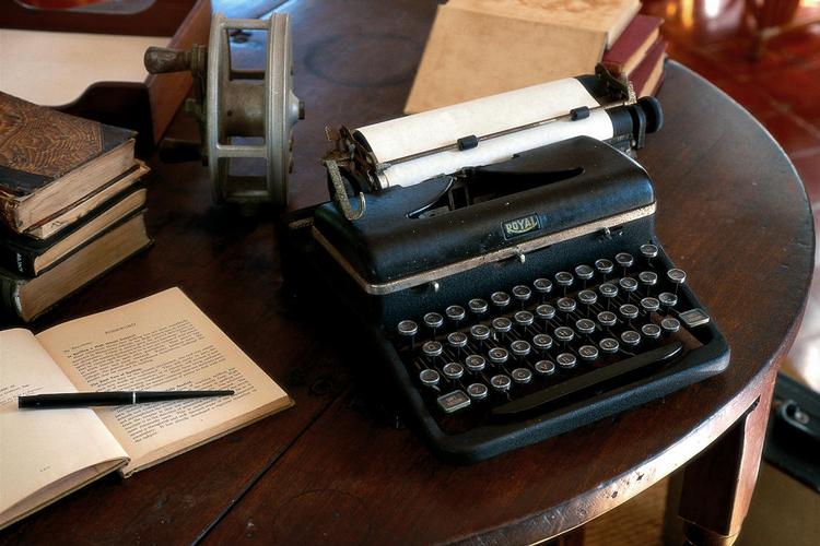 Skrivetalenter i det vestjyske kan komme på to et halvt år lang uddannelse i Esbjerg. På fotoet er det Ernest Hemingways skrivemaskine i mesterens arbejdsværelse i Key West i Florida. Arkivfoto. POLFOTO 