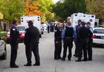 Politiopbud ved Hudson-familiens hus i South Side-bydelen i Chicago den 24. oktober, hvor man fandt de skuddræbte lig af en 59-årig kvinde og en 29-årig mand. 