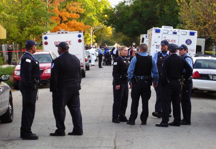 Politiopbud ved Hudson-familiens hus i South Side-bydelen i Chicago den 24. oktober, hvor man fandt de skuddræbte lig af en 59-årig kvinde og en 29-årig mand. 