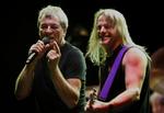 Ian Gillan (tv) sammen med guitaristen Steve Morse under en koncert i Uruguay. 