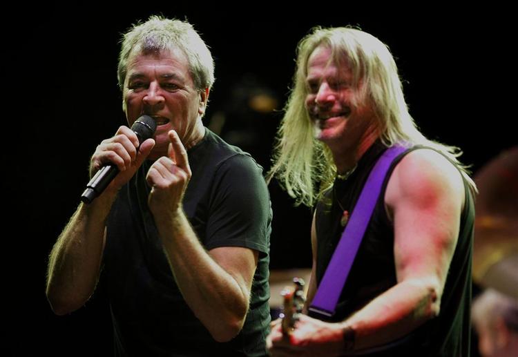 Ian Gillan (tv) sammen med guitaristen Steve Morse under en koncert i Uruguay. 