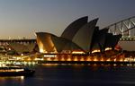 Søndag aften blev lysene i og på Jørn Utzons verdenskendte opera i Sydney dæmpet i mindet om den afdøde arkitekt. 