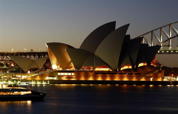 Søndag aften blev lysene i og på Jørn Utzons verdenskendte opera i Sydney dæmpet i mindet om den afdøde arkitekt. 