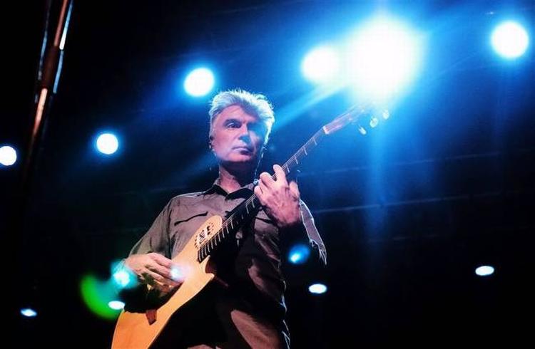 De geniale gutter Brian Eno og David Byrne behøver ikke længere bevise noget for nogen, men har kunnet koncentrere sig om at have det rart og sjovt med musikken. Her ses David Byrne på scenen i Vega i København. 