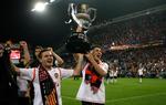 David Villa (til højre) med Copa del Rey-trofæet, som blev erobret efter sejr over Getafe. 