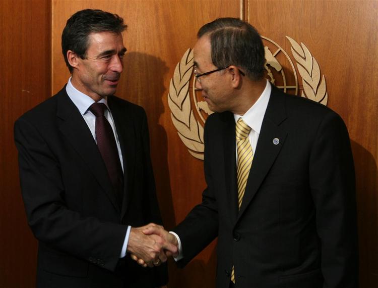 Danmark og klimaet har brug for, at Anders Fogh Rasmussen rejser rundt, siger statsministeren, der her trykker hånd med FNs generalsekretær Ban Ki-moon 