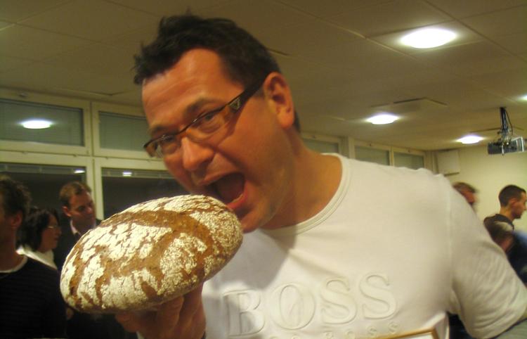 Bager Bo Johansen fra Johansens konditori, Gammel Kongevej på Frederiksberg vandt med brødet Bornholmsk møllebrød. Det har kommensmag og indeholder blandt andet perlespelt, rugkerner, havregryn, rug-, grahams- og hvedemel. Den mørke  farve kommer fra en porter-øl. 