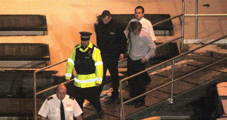 Peter Tobin bliver ført væk, efter han blev fundet skyldig i mordet på en 15-årig skolepige. 